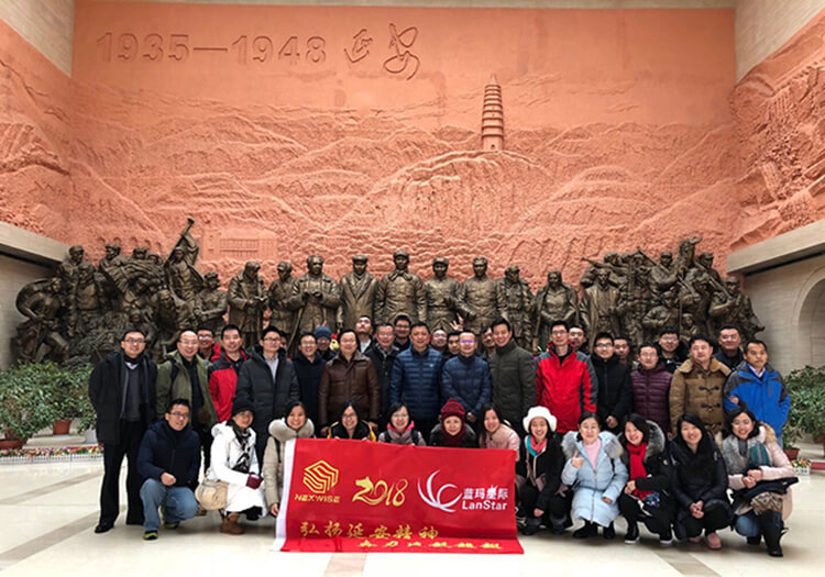 革命纪念馆合影(文中）.jpg